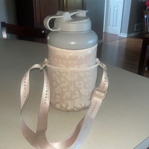 Hydrojug Tan cheetah print sleeve and water bottle